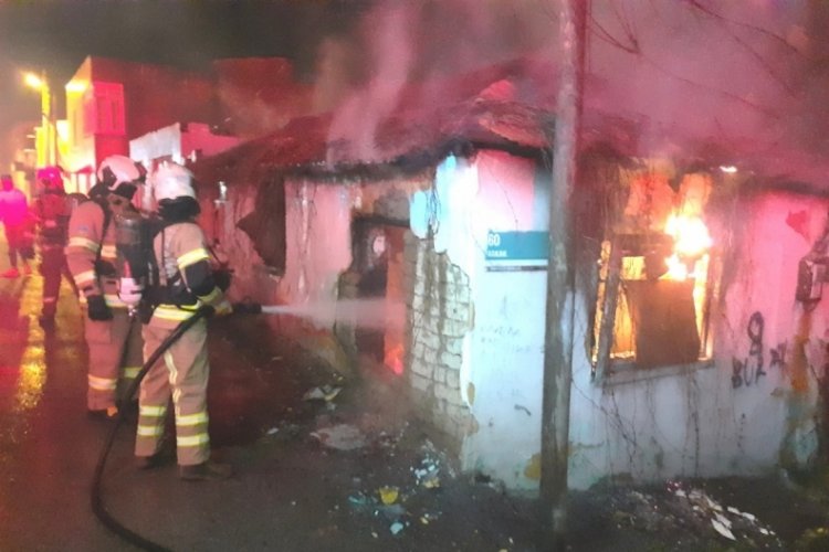 Balıkesir'de yalnız yaşayan vatandaşı yangında itfaiye kurtardı