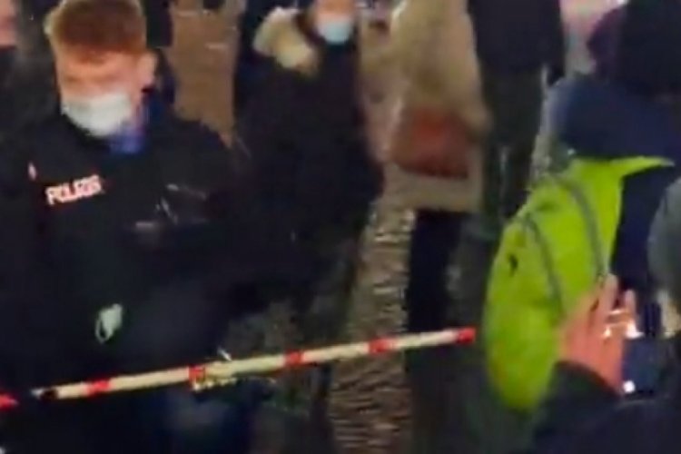Aşı karşıtlarının yaptıkları g&ouml;steride polis sosyal mesafeyi &ouml;l&ccedil;t&uuml;