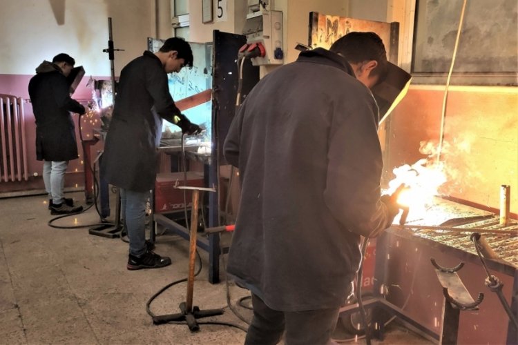 Bursa'da hem lise okuyor hem demir işi yapıyorlar