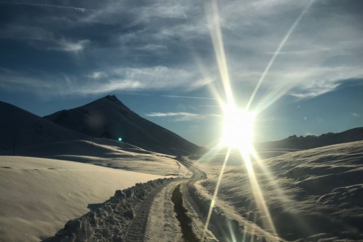 Şırnak'ta kardan kapanan k&ouml;y yolları ekipler tarafından a&ccedil;ılıyor