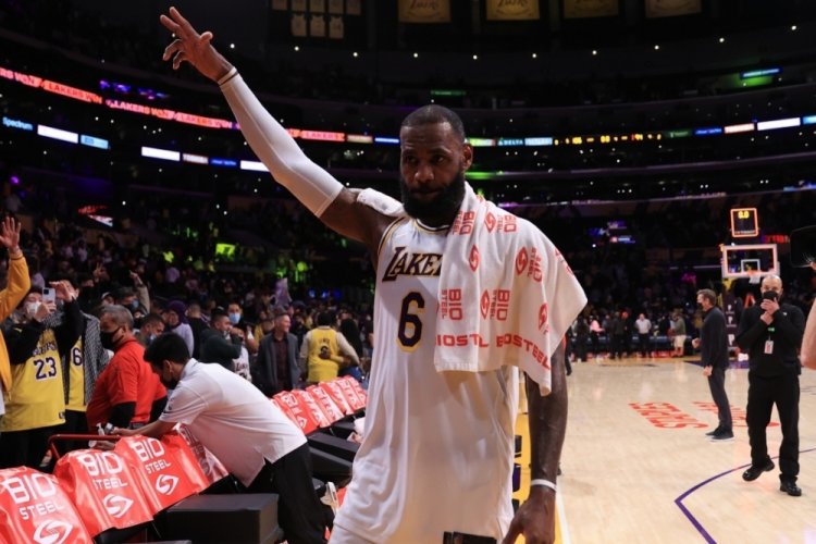 Lakers, LeBron'un "triple double"ıyla kazandı