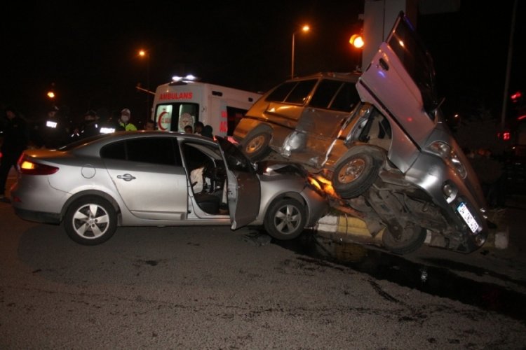 Zonguldak'ta minib&uuml;s ile otomobil &ccedil;arpıştı: 4 yaralı