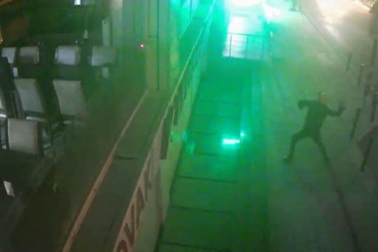 Siparişin ge&ccedil; &ccedil;ıkmasına sinirlenen kadın dehşet sa&ccedil;tı