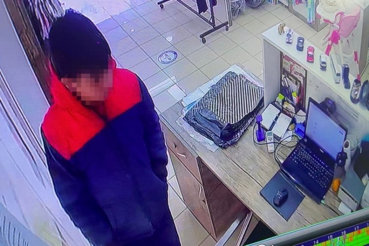 İz bırakmamak i&ccedil;in eldiven taktı ama kamera her şeyi kaydetti