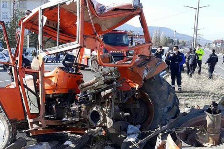 Yolcu otob&uuml;s&uuml; trakt&ouml;re &ccedil;arptı! Trakt&ouml;r s&uuml;r&uuml;c&uuml;s&uuml; &ouml;ld&uuml;