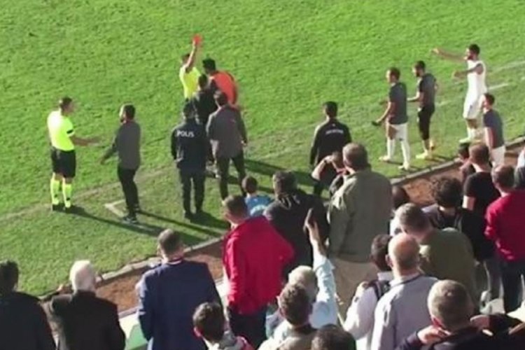 Hakeme kafa atan futbolcu &ouml;z&uuml;r diledi