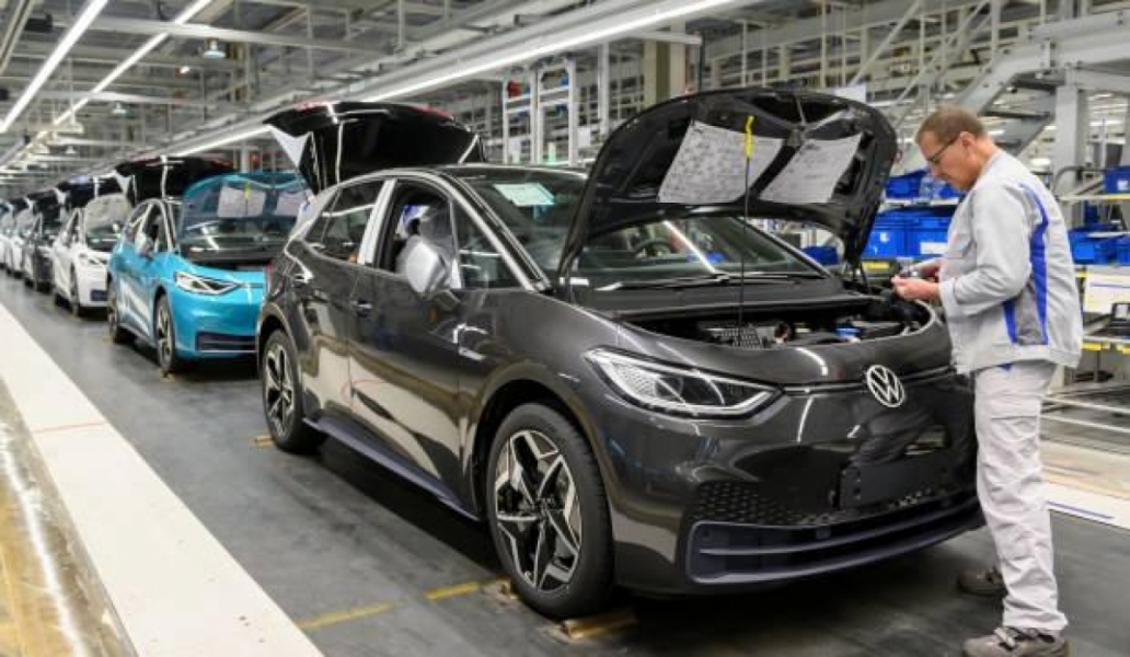 Volkswagen Avrupa'da 2 batarya tesisi daha a&ccedil;mayı planlıyor