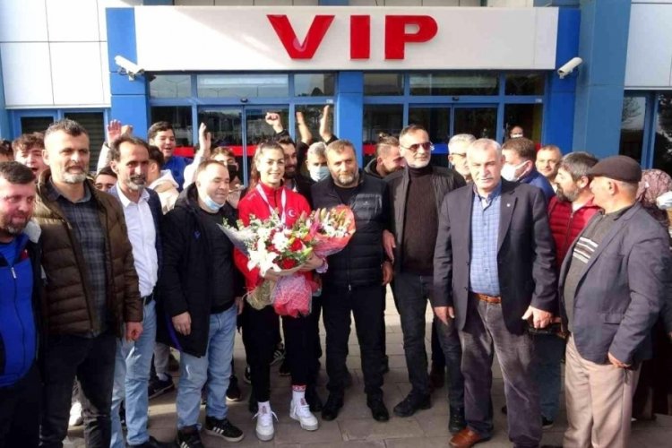 D&uuml;nya şampiyonu Tuğ&ccedil;e Bektaş &ccedil;i&ccedil;eklerle karşılandı