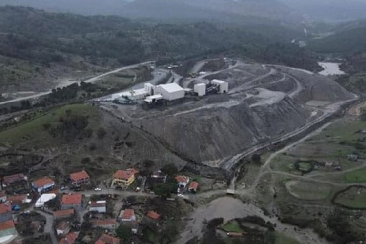 Balıkesir Ayvalık'ta atık dağı &ccedil;&ouml;kt&uuml;, ağır metal dereye doldu