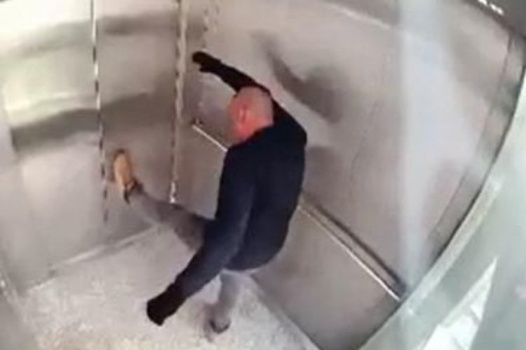 Kocaeli'de &uuml;st ge&ccedil;it asans&ouml;r&uuml;ne tekme atarak zarar verdi