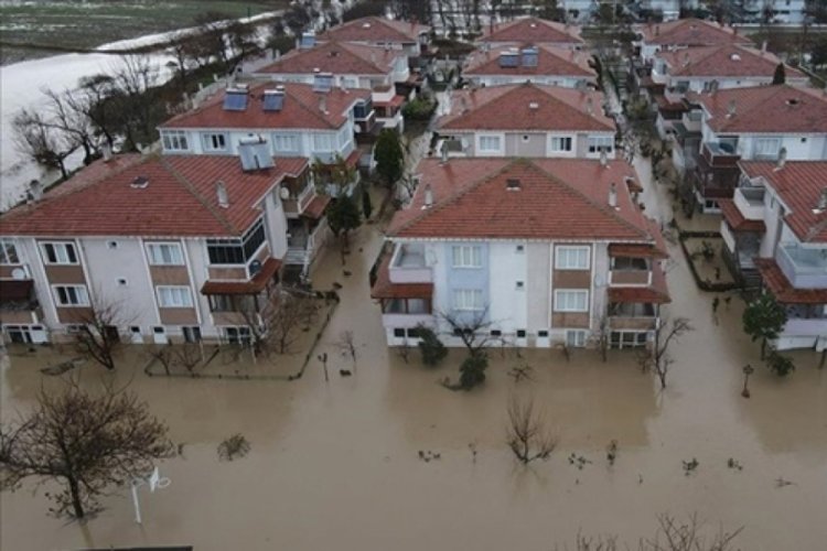 Şiddetli yağış nedeniyle sahil yolu kapatıldı
