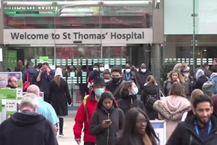 Londra'da Covid-19 aşısı kuyruğu oluştu