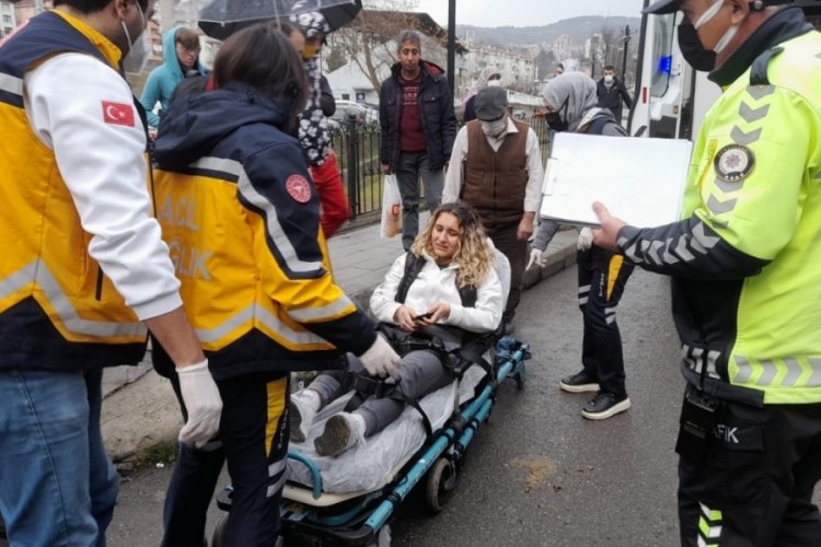 Ehliyetsiz otomobil s&uuml;r&uuml;c&uuml;s&uuml; motosiklete &ccedil;arptı: 1 yaralı