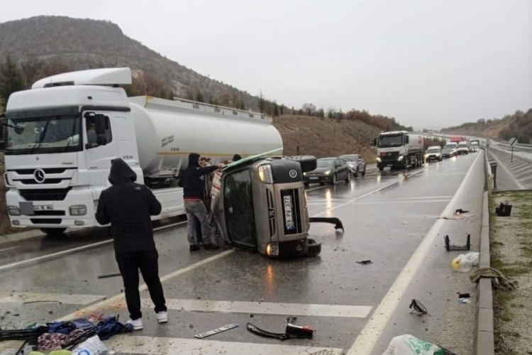 K&uuml;tahya'da hafif ticari ara&ccedil; ile tır &ccedil;arpıştı: 3 yaralı