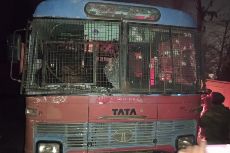Hindistan'da polis otob&uuml;s&uuml;ne saldırı: 2 &ouml;l&uuml;, 12 yaralı