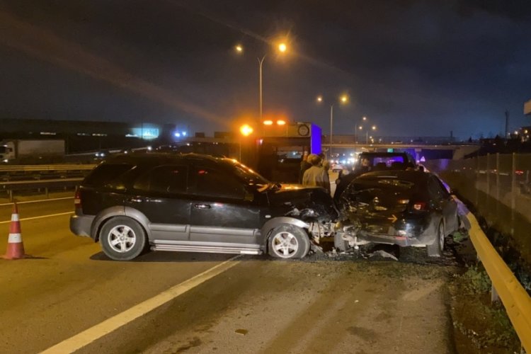 TEM'de cip kaza yapan emniyet şeridindeki ara&ccedil;lara &ccedil;arptı: 4 yaralı