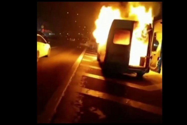 İstanbul'da alev alev yanan minib&uuml;s hurdaya d&ouml;nd&uuml;