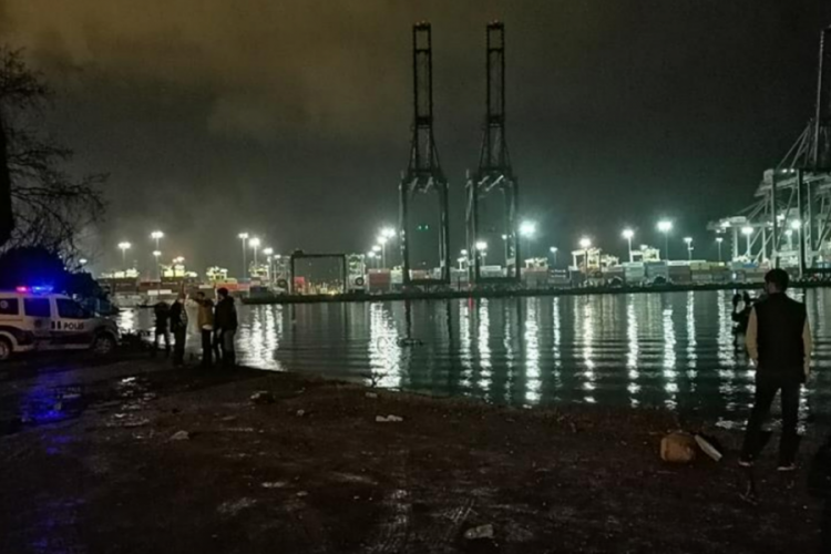 Aracını denize s&uuml;ren şahıs, sigarasını yakıp sakince uzaklaştı