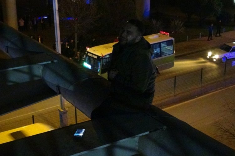 İntihar etmek i&ccedil;in &ccedil;ıktığı k&ouml;pr&uuml;den alkışlarla indirildi