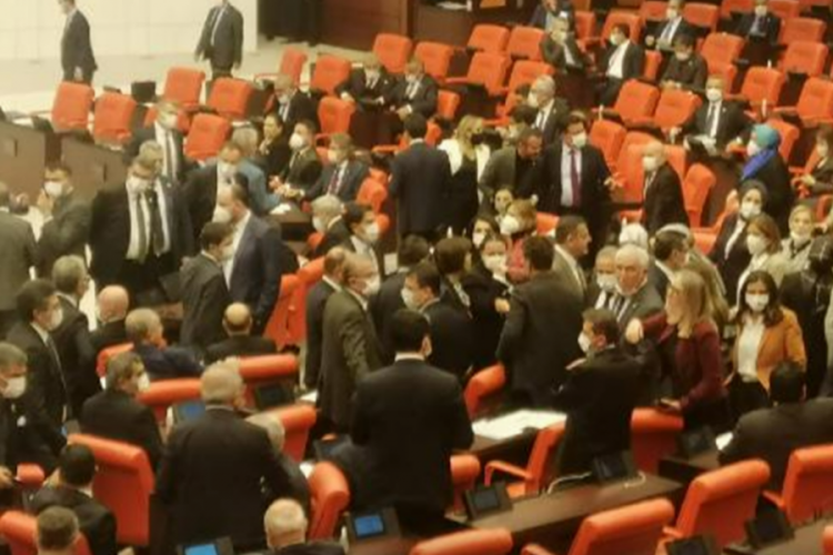TBMM Genel Kurulu'nda 'FET&Ouml;'c&uuml; gerginliği