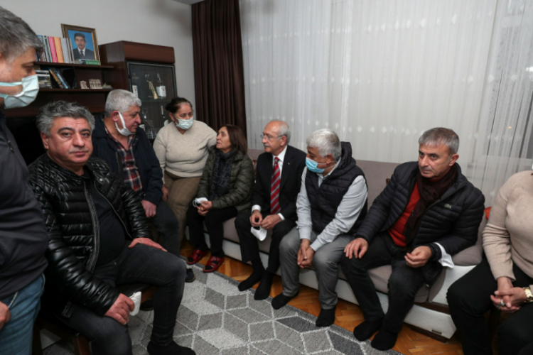 Kılı&ccedil;daroğlu'dan vefat eden halasının evine taziye ziyareti
