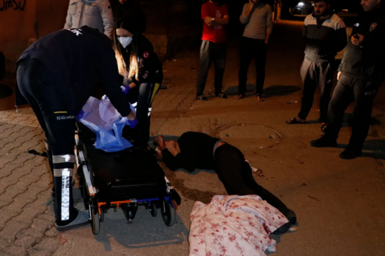 6 yerinden bı&ccedil;aklanan şahıs ağır yaralandı