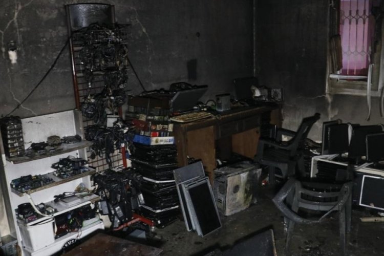 Elektronik eşyalar bomba gibi patladı! Ev kullanılamaz halde