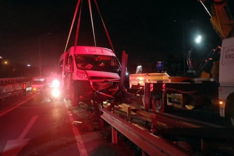 Kocaeli'de servis minib&uuml;s&uuml;n&uuml;n bariyere &ccedil;arpması sonucu 1 kişi &ouml;ld&uuml;