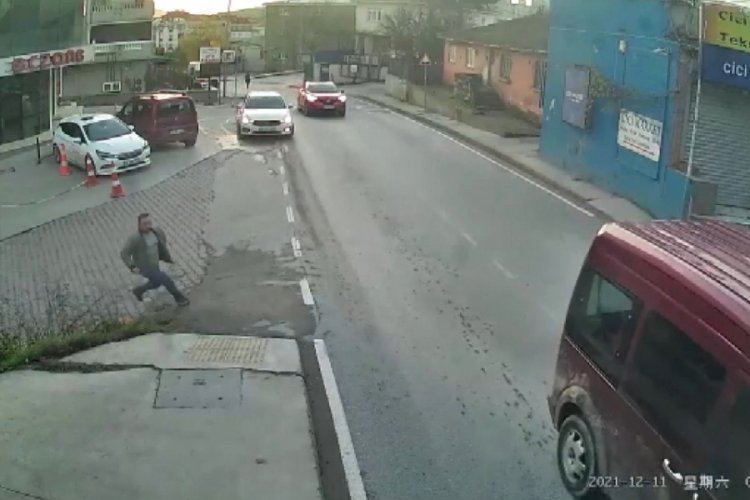 Burun buruna geldiği hırsızları yakalamak i&ccedil;in canını tehlikeye attı