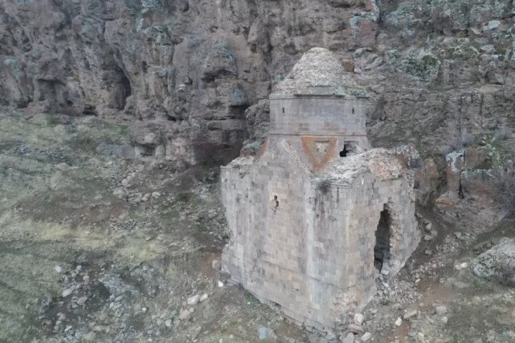 Van'da define avcıları tarihi kiliseyi tahrip etti