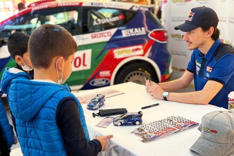 Ralli Şampiyonu Ali T&uuml;rkkan  Bursa'da minik hayranları ile buluştu