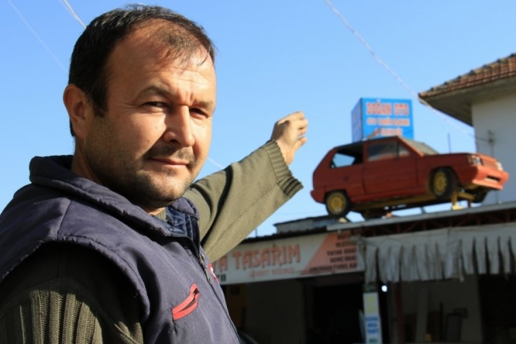Adres tarifi i&ccedil;in &ccedil;atısına otomobil koydu