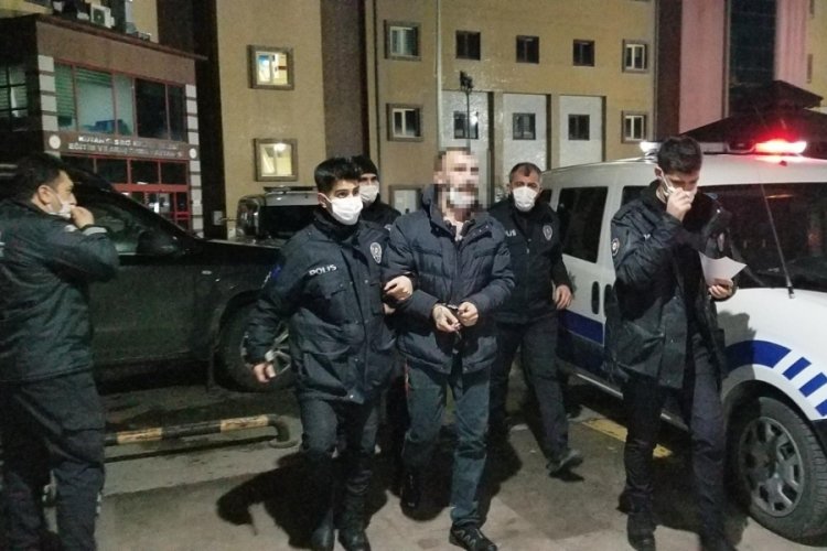 K&uuml;tahya'da polisten 10 kilometre ka&ccedil;tı, otomobili &ccedil;alıntı &ccedil;ıktı