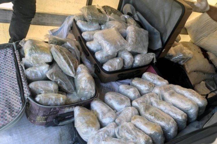 Adana'da ele ge&ccedil;irilen 65 kilo esrarın 2 ş&uuml;phelisi serbest