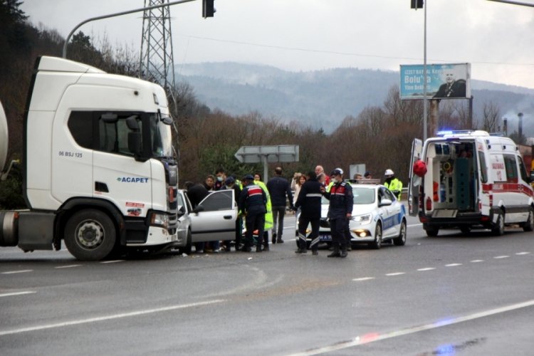 Bolu'da otomobil ile LPG tankeri &ccedil;arpıştı: 2 yaralı