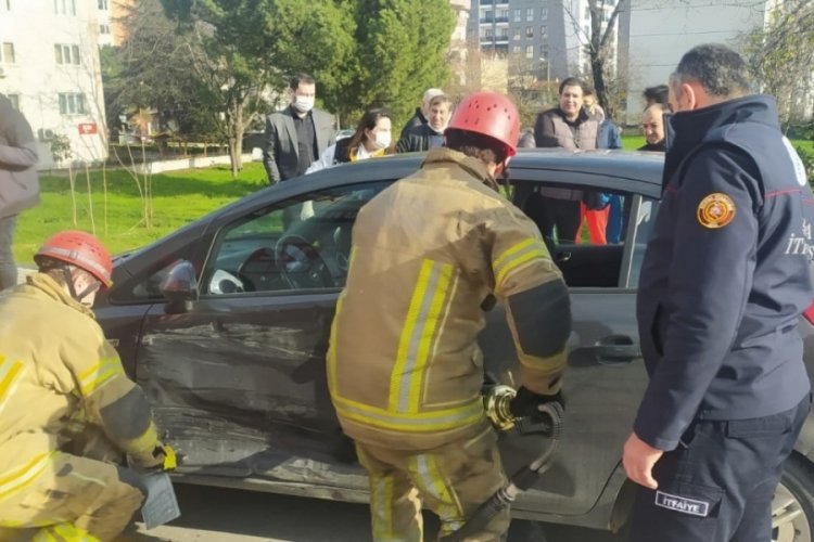 Bursa'da kavşakta iki otomobil birbirine girdi