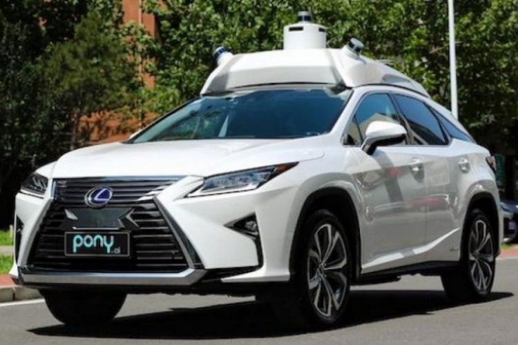 Toyota'nın desteklediği otonom ara&ccedil; trafik ışığına &ccedil;arptı