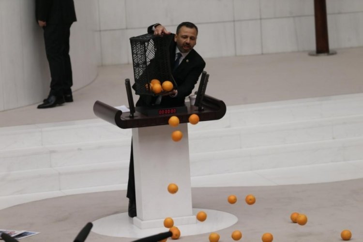 CHP'li Burak Erbay'dan, b&uuml;t&ccedil;e g&ouml;r&uuml;şmesinde portakallı tepki