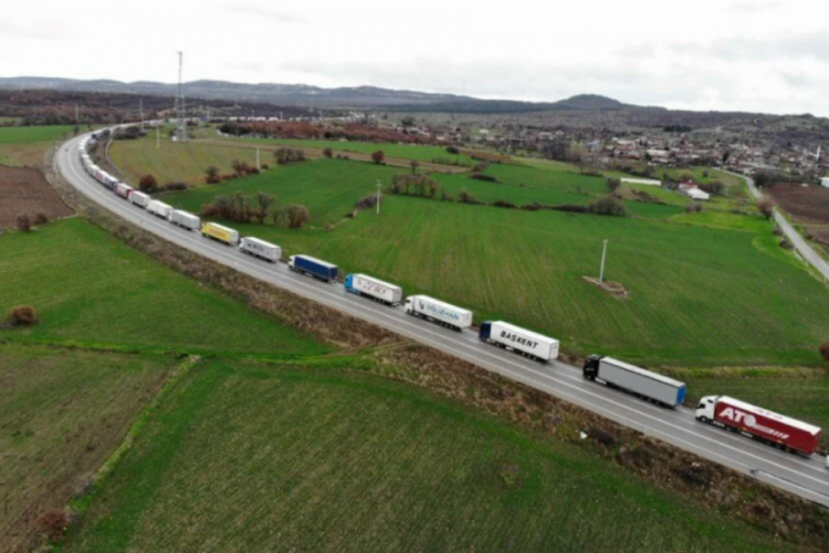 Sınırda 25 kilometre TIR kuyruğu
