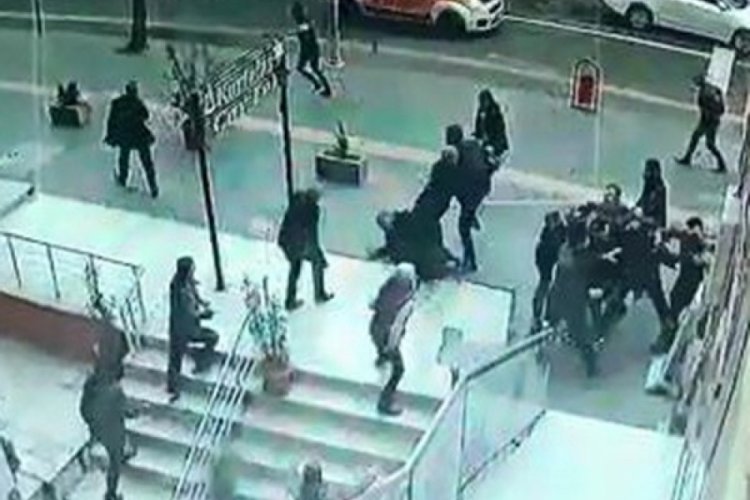 Mahkeme &ccedil;ıkışında silahlı kavga: 1 &ouml;l&uuml; 5 yaralı