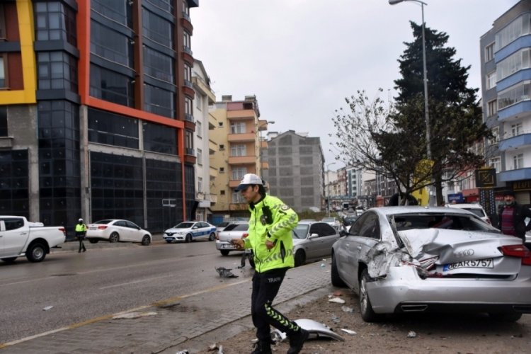 Otomobil &ccedil;arpan gen&ccedil; kız hayatını kaybetti