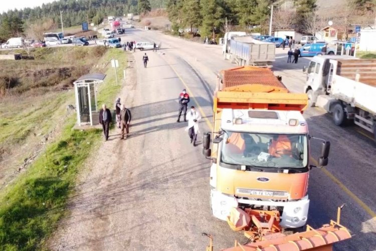 Bursa'da kar k&uuml;reme makinesinin bı&ccedil;ağına otomobil &ccedil;arptı!