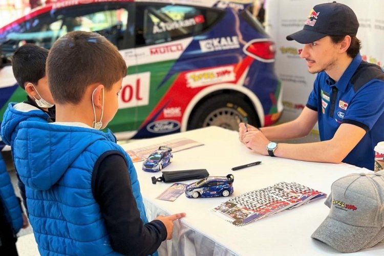 Ralli Şampiyonu Ali T&uuml;rkkan  Minik hayranları ile Korupark'ta buluştu