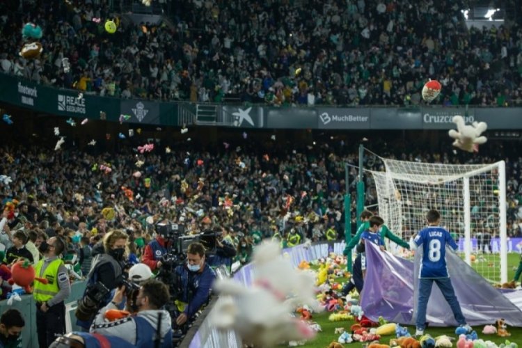 Real Betis trib&uuml;nlerinden alkışlanacak hareket