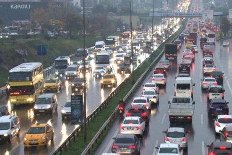 İstanbul'da trafik kilitlendi! Yoğunluk y&uuml;zde 87'ye &ccedil;ıktı