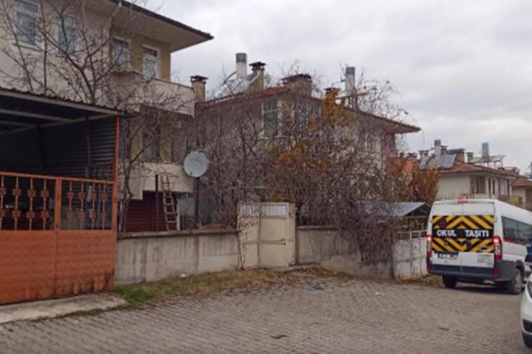 Yalnız yaşayan adamın &ouml;ld&uuml;kten d&ouml;rt ay sonra evinde cesedi bulundu