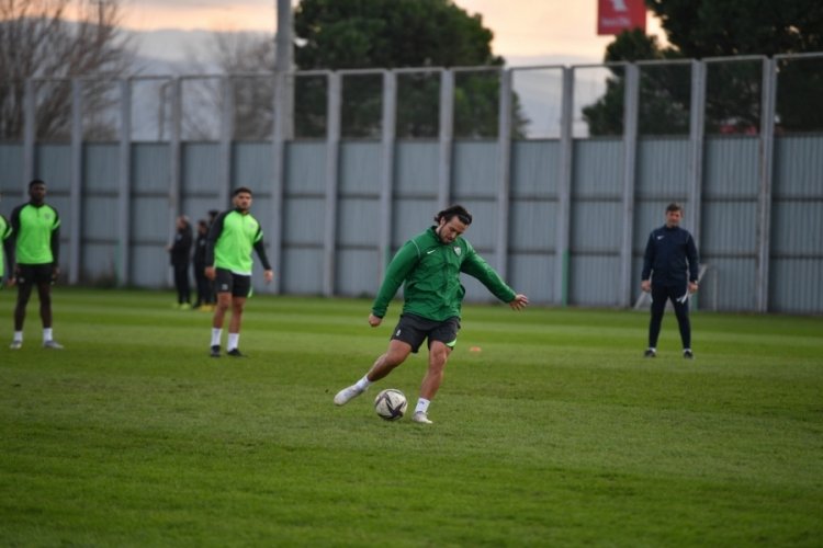 Bursaspor'da Ali Ak&ouml;z y&ouml;netiminde &Uuml;mraniyespor ma&ccedil;ı hazırlıkları s&uuml;rd&uuml;