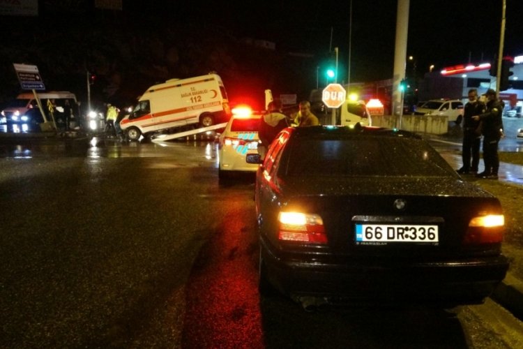 Ambulans ile iki otomobil &ccedil;arpıştı: 1 yaralı