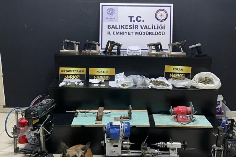 Uyuşturucu operasyonunda evden &ccedil;ıkanlar polisi bile şaşırttı