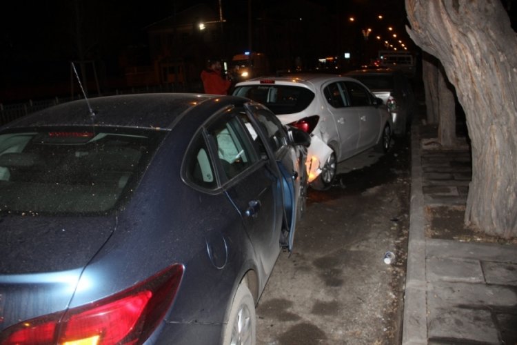 Buzlanan yolda zincirleme trafik kazası, 4 araca &ccedil;arparak durabildi